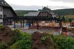 Na fotografii vidíme rekonstrukci historického horského penzionu Hradečanka. Zámečnictví Nováček s.r.o. dodalo k objektu konstrukce nové přístavby
