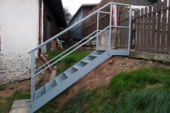 Zámečnictví Nováček s.r.o.  vyrábí taktéž železné schody, ocelové schody, zábradlí na schodiště. V detailu vidíme schodiště vyrobené zákazníkovi na míru